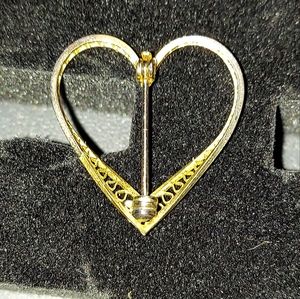 Vintage Gold Tone Sweet And  Delicate Filagree Scroll Heart Brooch PIN
